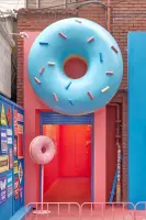 초대형 도넛이 반기는 팝컬러 카페 입구